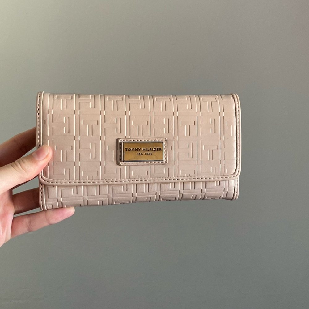 Baby pink wallet from Tommy Hilfiger(eat.1985)